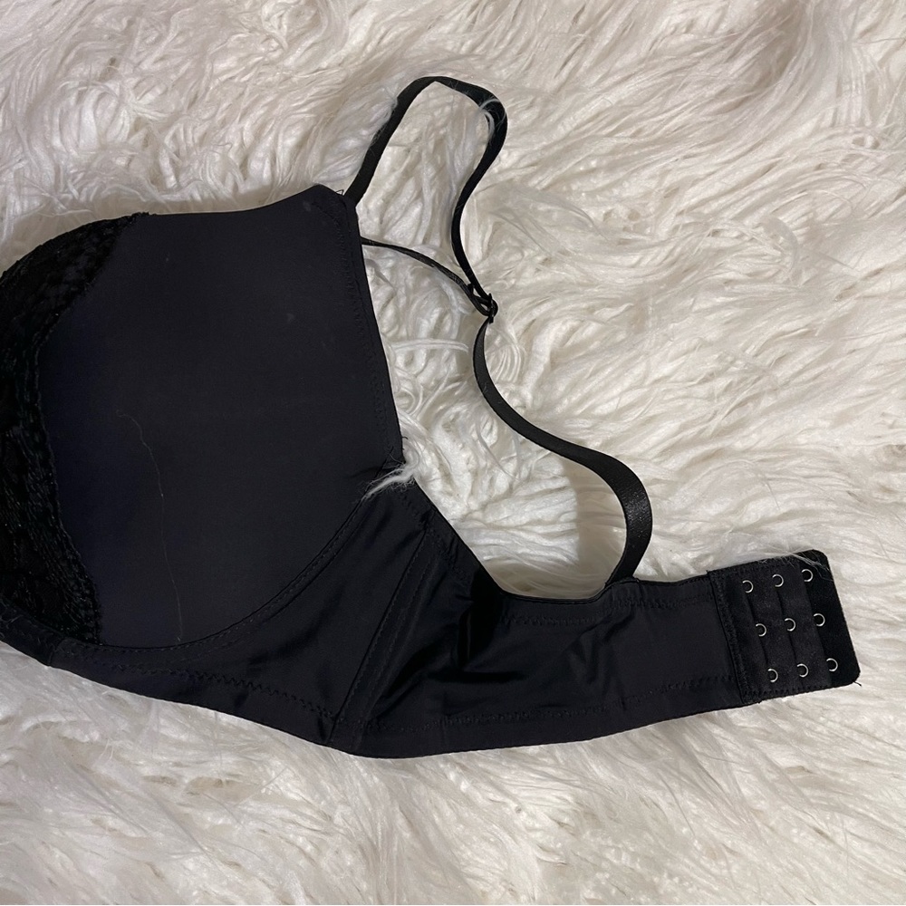 Emily Johnson Black Bra -38DD - Picture 7 of 10